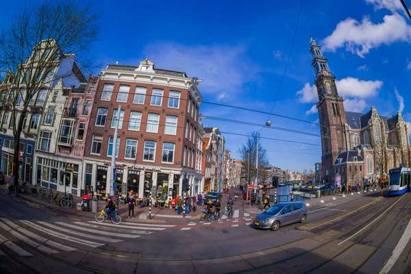 AMSTERDAM, PAESI BASSI, 10 marzo 2018: Vista esterna di persone non identificate che camminano fuori dal centro commerciale Magna Plaza nel cuore di Amsterdam — Foto Stock