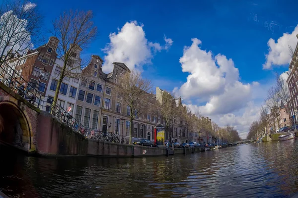 AMSTERDAM, PAYS-BAS, 10 MARS 2018 : Belle vue extérieure sur les canaux d'Amsterdam avec pont et maisons typiquement hollandaises. Pays Bas — Photo