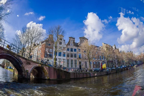 AMSTERDAM, PAESI BASSI, 10 MARZO 2018: Bella vista esterna Canali di Amsterdam con ponte e tipiche case olandesi. Paesi Bassi — Foto Stock