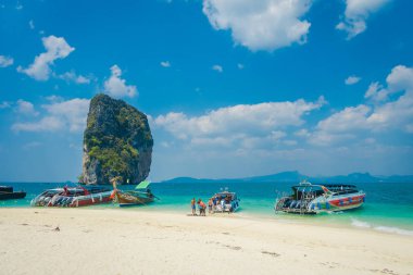 Poda, Tayland - 09 Şubat 2018: Güzel açık görünümü kimliği belirsiz insanlar lüks yat yakın bir güzel güneşli gün ve turkuaz su Poda adada