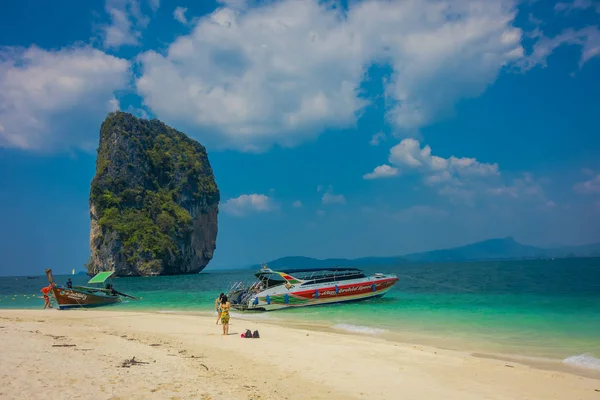 PODA, THAILANDIA - 09 FEBBRAIO 2018: Vista esterna di persone non identificate vicino a una barca di lusso sull'isola di Poda in una splendida giornata di sole e acqua turchese — Foto Stock