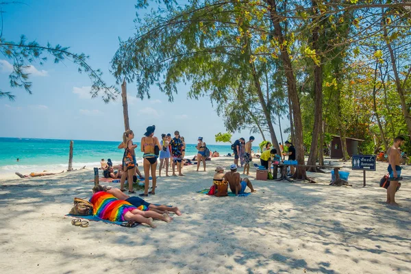PODA, THAILAND - FEVEREIRO 09, 2018: Vista ao ar livre de pessoas não identificadas desfrutando do dia ensolarado e da água azul-turquesa, e tomando o sol na ilha de Poda — Fotografia de Stock