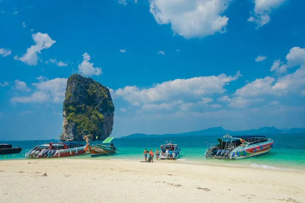 PODA, THAILAND - 09 февраля 2018 года: Красивый вид на открытую местность неопознанных людей вблизи роскошной яхты на острове Пода в великолепный солнечный день и бирюзовую воду — стоковое фото