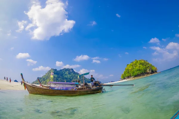 TUP, THAILANDIA - 09 FEBBRAIO 2018: Splendida vista esterna di lunghe barche a coda in riva all'isola di Tup in una splendida giornata di sole e acqua turchese — Foto Stock