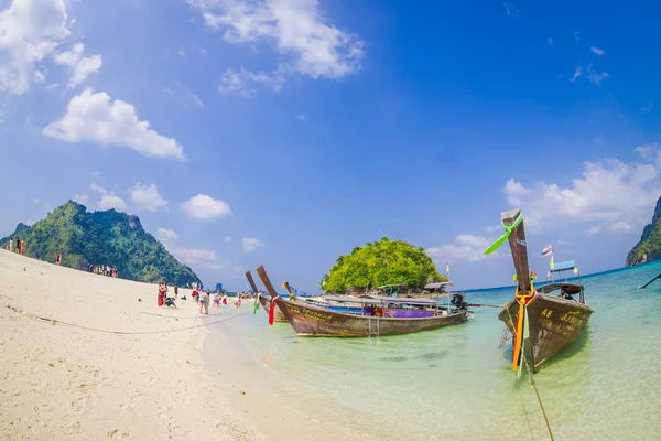 TUP, THAILANDIA - 09 FEBBRAIO 2018: Vista esterna di lunghe barche a coda in riva all'isola di Tup in una splendida giornata di sole e acqua turchese — Foto Stock