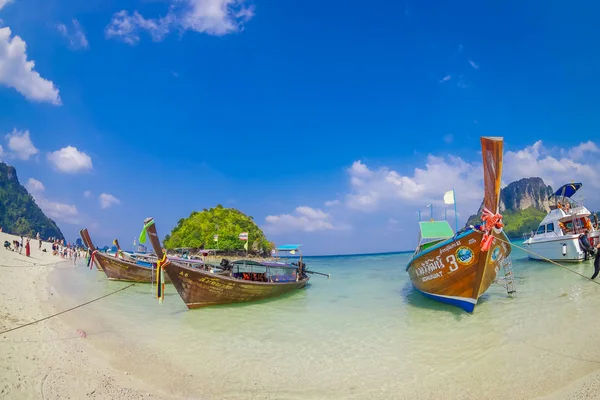 TUP, THAILAND - FEBRUARY 09, 2018: Outdoor view of long tail boats in a shore on Tup island in a gorgeous sunny day and turquoise water — Stock Photo, Image
