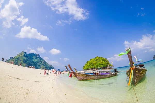 TUP, THAILAND - FEVEREIRO 09, 2018: Vista ao ar livre de barcos de cauda longa em uma costa na ilha Tup em um lindo dia ensolarado e água azul-turquesa — Fotografia de Stock