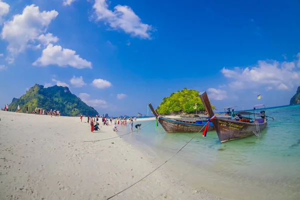 TUP, THAILAND - FEVEREIRO 09, 2018: Bela vista ao ar livre de pessoas não identificadas na praia perto de um longo barco de cauda em uma costa na ilha Tup em um lindo dia ensolarado e água azul-turquesa — Fotografia de Stock