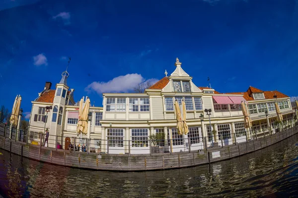 AMSTERDAM, PAÍSES BAJOS, 10 DE MARZO DE 2018: Vista al aire libre del museo de cruceros del Canal edificio del tour bar y restaurante —  Fotos de Stock