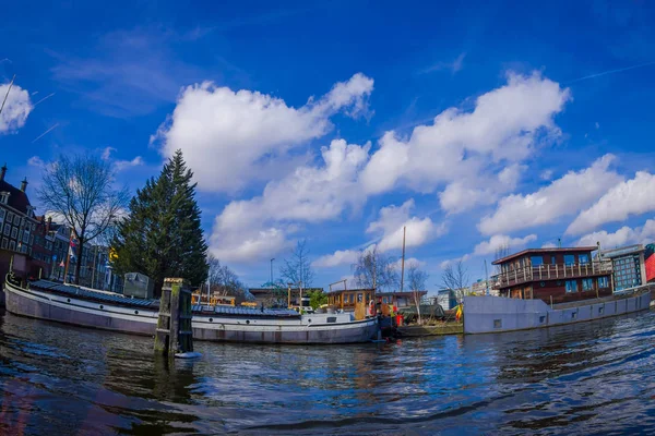 Amszterdam, Hollandia, március, 10 2018: Szabadtéri nézet a hajót a csatorna, a folyó partján, a város Amszterdamban — Stock Fotó