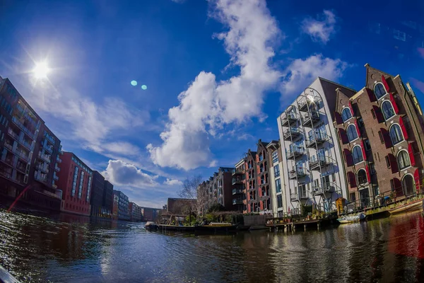 Amsterdam, Hollanda, Mart, 10 2018: Açık görünüm apartmanlarda bir kanal Amsterdam şehir — Stok fotoğraf