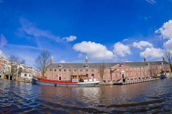 AMSTERDAM, PAÍSES BAJOS, 10 DE MARZO DE 2018: Vista al aire libre del Museo del Hermitage en Ámsterdam, sobre el río Amstel, con 12.846 metros cuadrados, actualmente su mayor dependencia — Foto de Stock