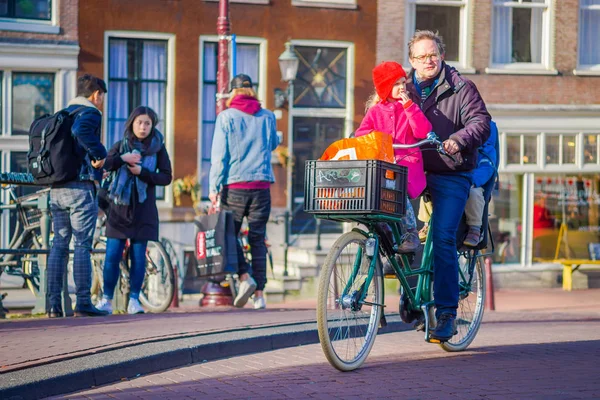 AMSTERDÃO, PAÍSES BAIXOS, MARÇO, 10 2018: Pessoas não identificadas andando de bicicleta na parte histórica de Amsterdã — Fotografia de Stock