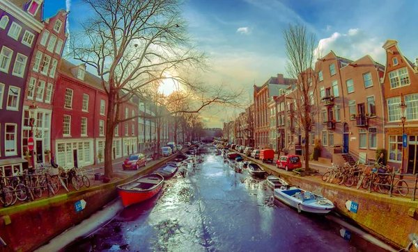 Amsterdam, Niederlande, märz, 10 2018: blick auf häuser und boote auf amsterdam canal. Morgenfoto von farbigen Häusern im holländischen Stil mit Spiegelung im Wasser — Stockfoto