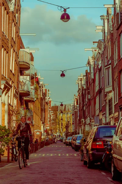 AMSTERDÃO, PAÍSES BAIXOS, MARÇO, 10 2018: Vista ao ar livre dos carros na cena de rua no centro de Amesterdão — Fotografia de Stock