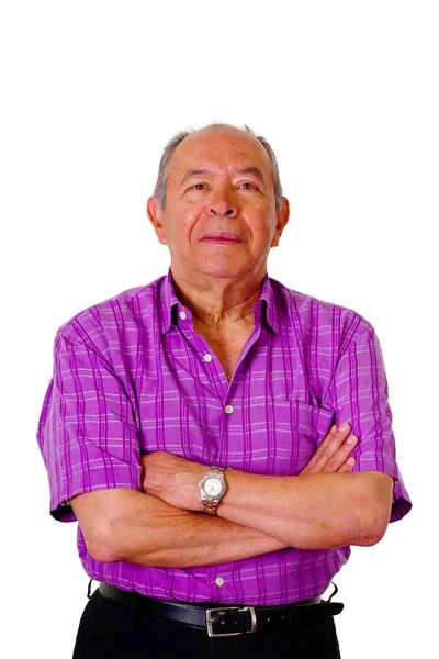Портрет счастливого взрослого мужчины со скрещенными руками и в фиолетовой квадратной футболке на белом фоне — стоковое фото
