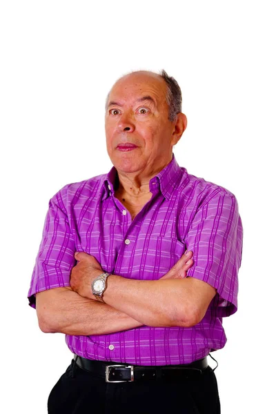 Portrét šťastný zralé muže, s rukama přešel a na sobě fialové tričko náměstí v bílém pozadí — Stock fotografie