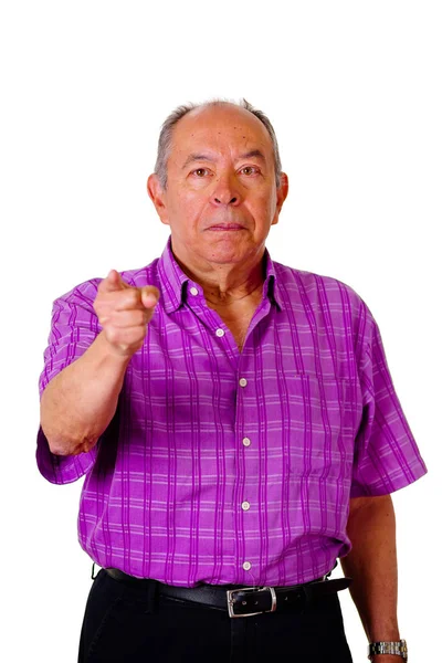 Portrét šťastný starého muže, ukázal rukou na někde na sobě fialové tričko náměstí v bílém pozadí — Stock fotografie