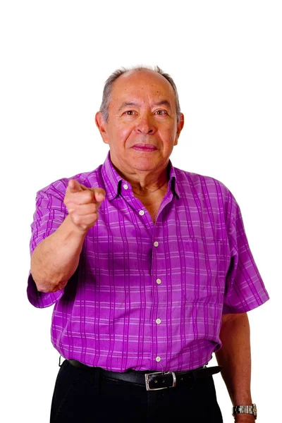 Портрет счастливого старика, указывающего рукой куда-то в фиолетовой квадратной футболке на белом фоне — стоковое фото