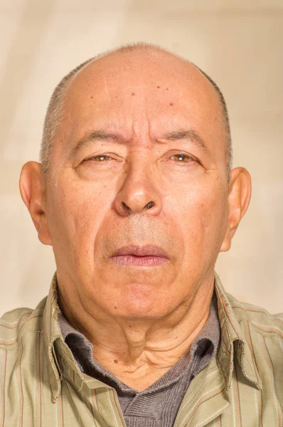 Retrato de una madura feliz con cara divertida y posando para la cámara en un fondo borroso —  Fotos de Stock