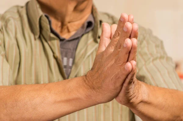 Portrét muže ruce modlitby a žádat o zázrak, rozostřené pozadí — Stock fotografie