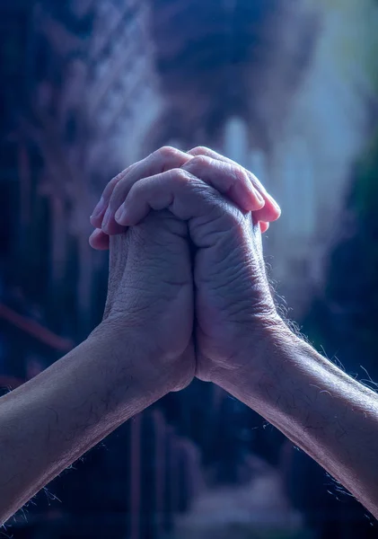 Close up de mãos rezando fundo escuro — Fotografia de Stock