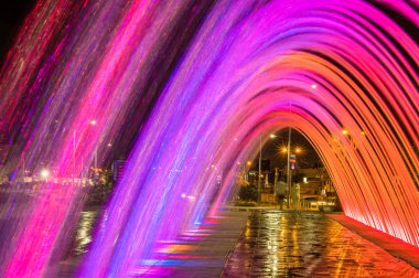 Quito, Ekvator - 22 Şubat 2018: güzel açık manzarasına renkli su eğlence yapısı çeşme ile binaların kemer şeklinde