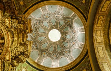 Quito, Ekvator, 22 Şubat 2018: La Catedral kilise çatı katındaki Quitos Katedrali, Ekvator içinde kapalı görünüm