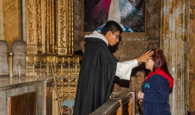 Quito, Ekvator, 22 Şubat 2018: Festivaller, ash Çarşamba Quitos Cathedral la Catedral kilisede içinde sırasında babası olan kimliği belirsiz kişilerin kapalı görünüm