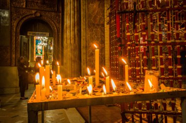 Quito, Ekvator, 22 Şubat 2018: mumlar metalik bir yapı içinde Santo Domingo kilise Quito, Ekvator üzerinde yakın çekim