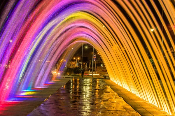 Quito, ecuador- 22. Februar 2018: schöne Außenansicht von bunten Wasser Unterhaltung Struktur Brunnen in Form von Bogen mit Gebäuden hinter — Stockfoto