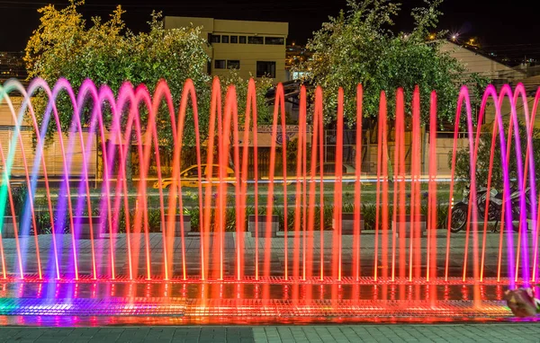 Quito, ecuador- 22. Februar 2018: schöne Außenansicht von bunten Wasser Unterhaltung Struktur Brunnen mit Gebäuden hinter — Stockfoto