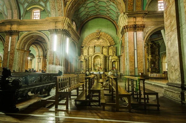 QUITO, ÉQUATEUR, 22 FÉVRIER 2018 : Vue intérieure de l'église de la Catedral dans la cathédrale de Quitos — Photo