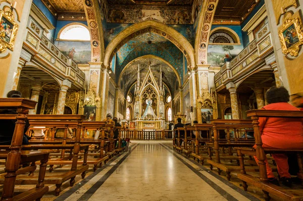 QUITO, ECUADOR, FEVEREIRO 22, 2018: Vista interior de pessoas não identificadas na Igreja de Santo Domingo em Quito — Fotografia de Stock