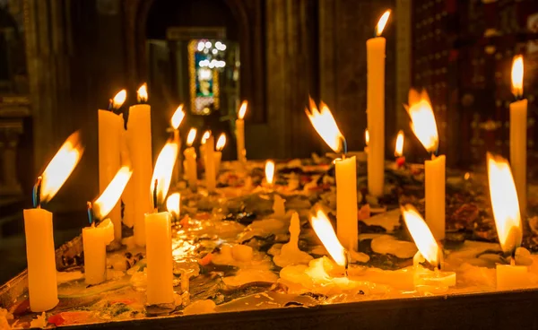 Close up of candles over a metallic structure inside of Santo Domingo Church in Quito, Ecuador — Stock Photo, Image