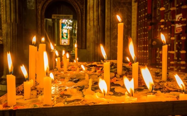 Close up of candles over a metallic structure inside of Santo Domingo Church in Quito, Ecuador — Stock Photo, Image