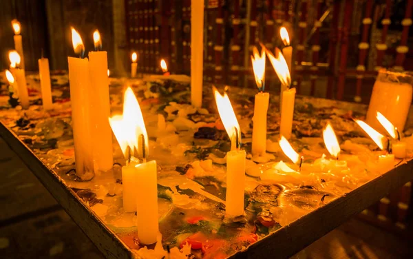 在厄瓜多尔基多的圣多明各教堂内的金属结构上关闭蜡烛 — 图库照片