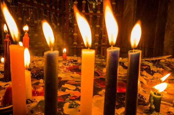 Primer plano de velas sobre una estructura metálica dentro de la Iglesia de Santo Domingo en Quito, Ecuador —  Fotos de Stock