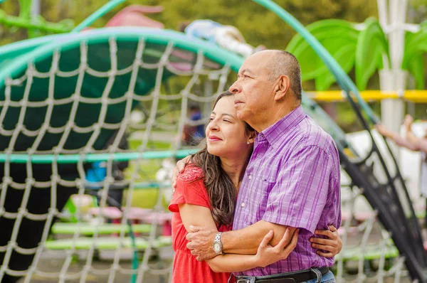 Menutup putri dan ayah memeluk satu sama lain dengan cinta di luar ruangan di taman — Stok Foto