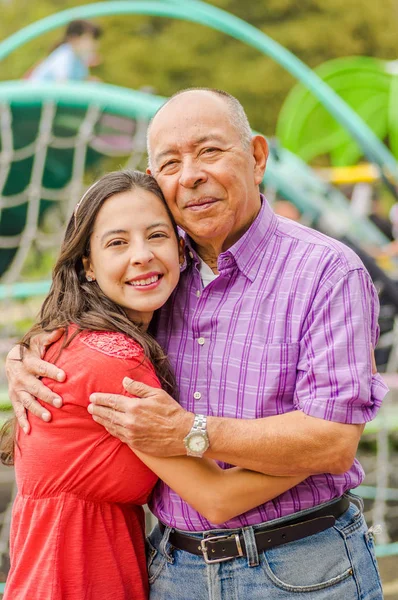 Close up de filha e pai abraçando uns aos outros com amor ao ar livre no parque — Fotografia de Stock