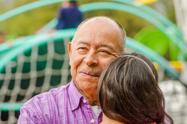 Close up de pai abraçando sua filha com amor ao ar livre no parque — Fotografia de Stock