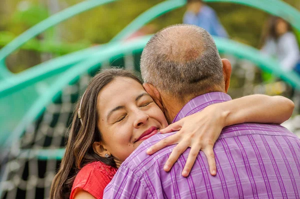 Close up de filha abraçando seu pai com amor ao ar livre no parque — Fotografia de Stock