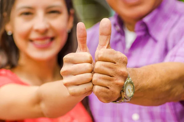 Nahaufnahme von selektivem Fokus von Vater und Tochter mit Schlägen im Freien — Stockfoto