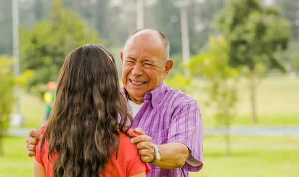 Close up of father arguing with her daughter and holding from the shoulders, at outdoors — Stock Photo, Image