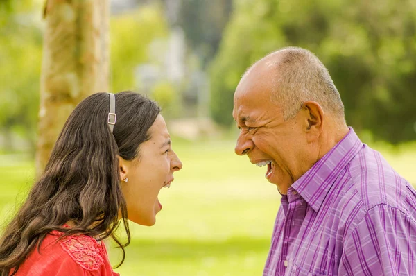 Zblízka Dcera a otec tvrdí a křičí jeden druhého na venku — Stock fotografie