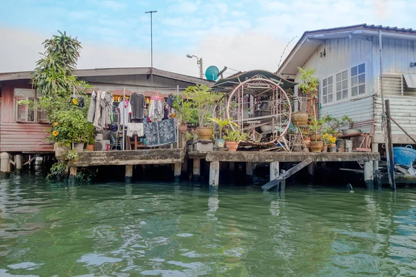 Vista ao ar livre da casa pobre flutuante no rio Chao Phraya. Tailândia, Bangkok — Fotografia de Stock
