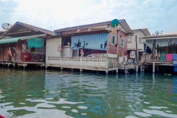 Vista exterior de la casa flotante pobre en el río Chao Phraya. Tailandia, Bangkok —  Fotos de Stock