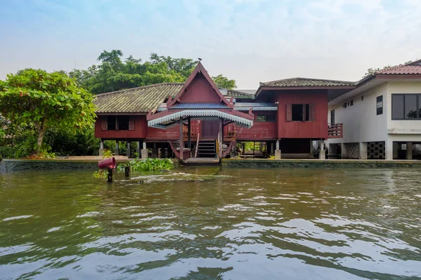 Outdoor view of red and white stoned house on the Chao Phraya river. Thailand, Bangkok — Stock Photo, Image