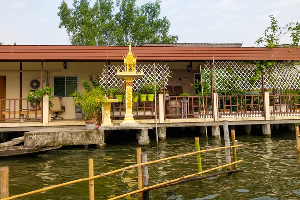 Вид на открытый дом на берегу реки Чао Прайя с камнями. Таиланд — стоковое фото