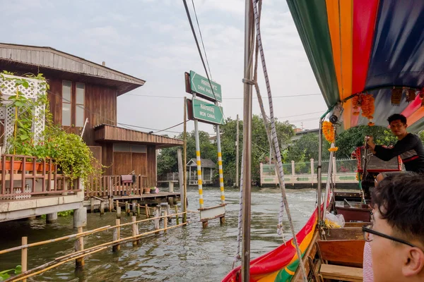 BANGKOK, THAILAND, MARCH, 23, 2018: Wisatawan tak dikenal di dalam perahu ekor panjang dengan pemandangan depan berlayar di terusan yai atau Atraksi Wisata Khlong Bang Luang di Thailand — Stok Foto